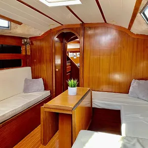 Espacioso Velero Junto A La Playa Bcn Botel